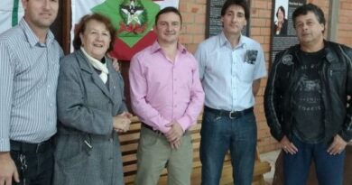Autoridades de Timbó Grande e da Fundação Catarinense de Cultura